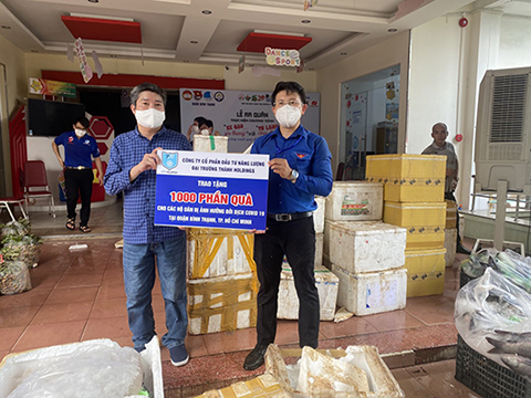 Dai Truong Thanh Holdings Energy Investment Joint Stock Company and Tan Phat Joint Stock Company support people in epidemic areas.